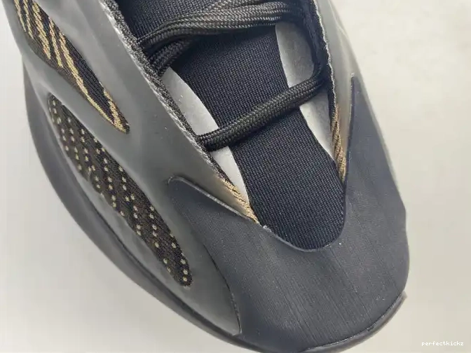 V3 GY0189 ADIDAS 700 YEEZY 0615
